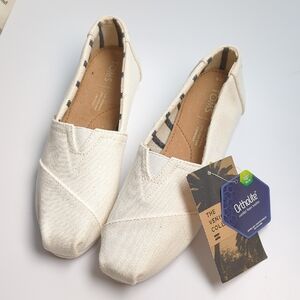 Toms NEW Classic White Canvas Shoe